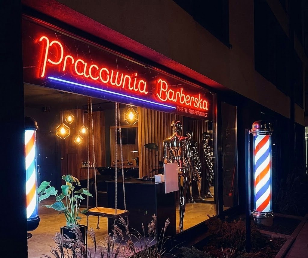 Neonowy szyld Pracowni Barberskiej Marty Marmurowicz wieczorem w Gnieźnie — barber Gniezno